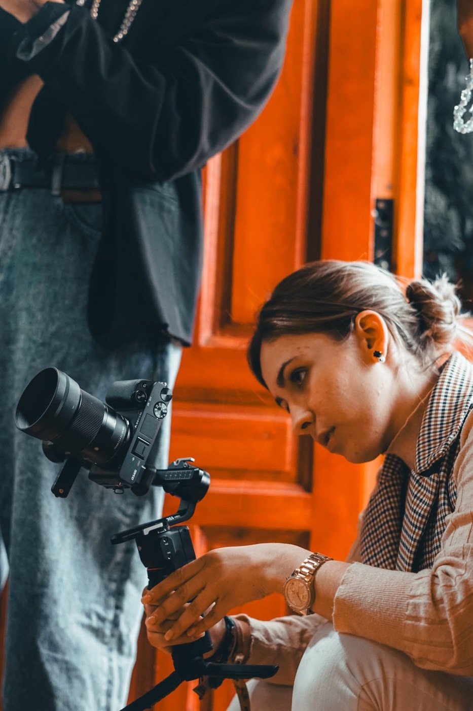Lucía grabando con cámara y estabilizador